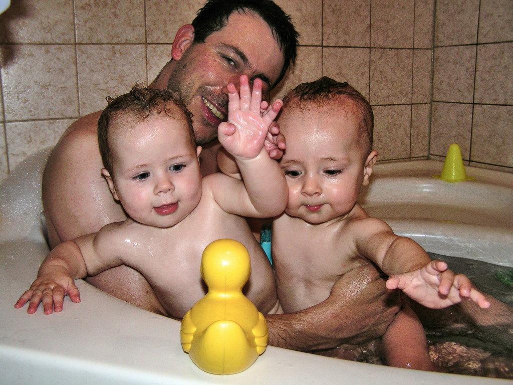 Русские купаются в ванной. Двойняшки в ванной. Близнецы купаются. Купание двойняшек. Купание близнецов.